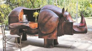 Για… έναν ρινόκερο και δύο πιθήκους