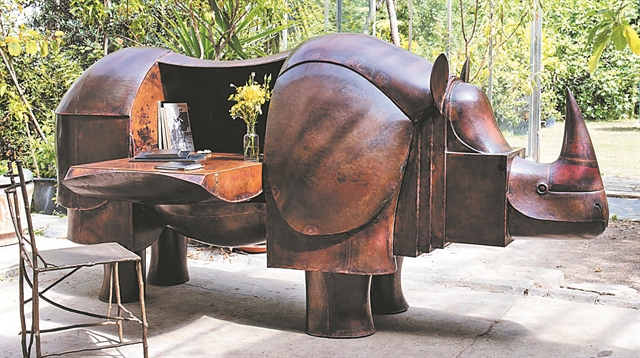 Για… έναν ρινόκερο και δύο πιθήκους