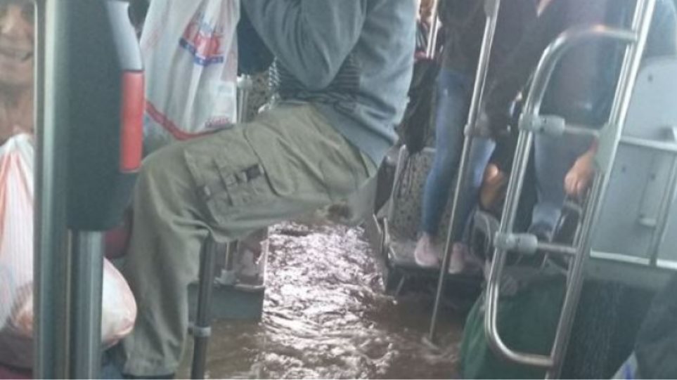 Λεωφορείο πλημμύρισε από την νεροποντή στον Ασπρόπυργο