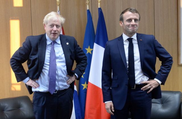 Μακρόν : Μοιράζει την τράπουλα και ετοιμάζεται να τινάξει το Brexit στον αέρα