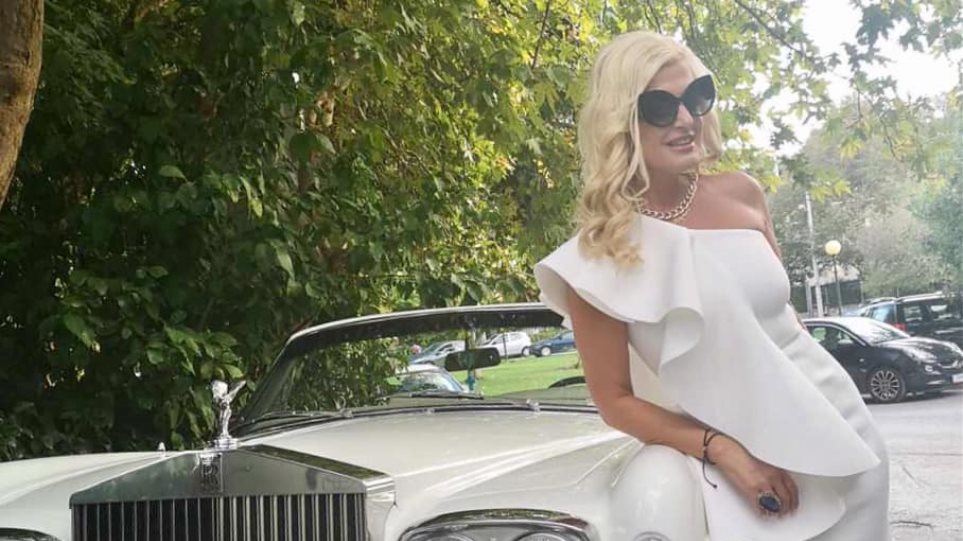 Η σύζυγος Περιφερειάρχη σε λευκή Rolls Royce