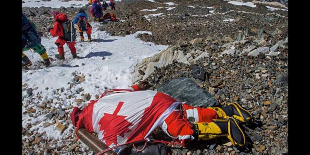 Έβερεστ : Παγωμένος τάφος για δεκάδες ορειβάτες που ονειρεύτηκαν την κορυφή