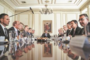 Δεσμεύτηκαν να πάρουν πίσω τις αυξήσεις στις προμήθειες