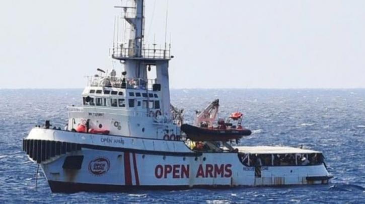 Ενταση στη Λέσβο : Κάτοικοι εμπόδισαν το πλοίο OPEN ARMS να δέσει στο λιμάνι