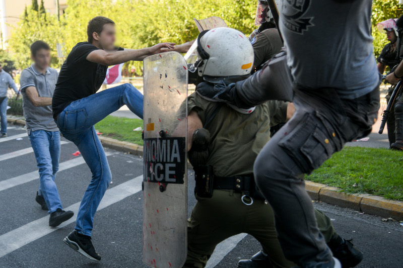 Τι κατέθεσε ο αστυνομικός που δέχθηκε κλωτσιά από διαδηλωτή του ΠΑΜΕ