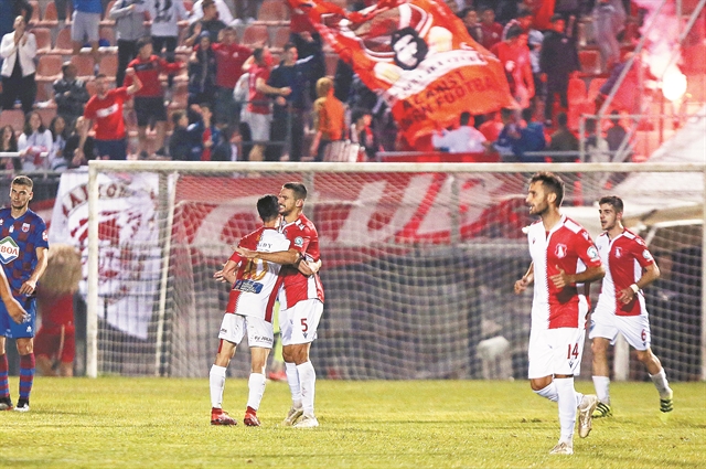 Αουτσάιντερ στρίμωξαν τα φαβορί