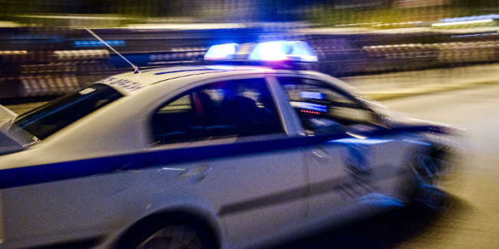 Ληστές εισέβαλαν με αμάξι σε κοσμηματοπωλείο στην Αρτέμιδα
