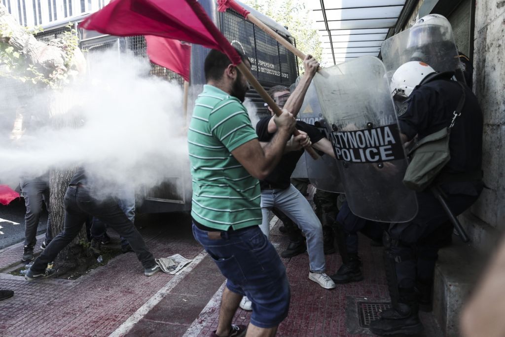 Επεισόδια και χημικά στο φοιτητικό συλλαλητήριο στην Αθήνα