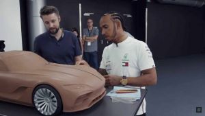 Τι είδε ο Λιούις Χάμιλτον όταν επισκέφθηκε το στρατηγείο της Mercedes-Benz