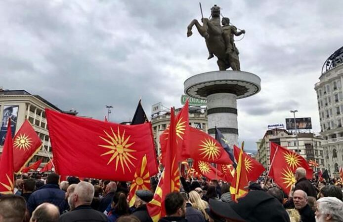 Βόρεια Μακεδονία : Βγήκαν στους δρόμους οι νέες σημαίες με τον Ήλιο της Βεργίνας
