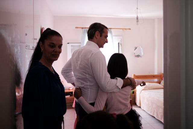 Μητσοτάκης: Το ξεχωριστό δώρο που έλαβε στο Παιδικό Χωριό SOS