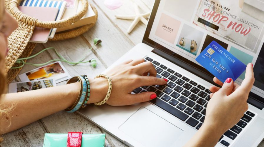 Δύσκολες ώρες για καταστήματα λόγω διαδικτυακών πωλήσεων