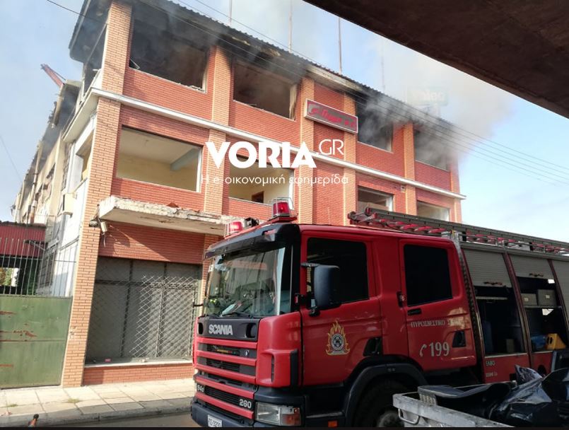 Μεγάλη φωτιά σε αποθήκη στη Θεσσαλονίκη