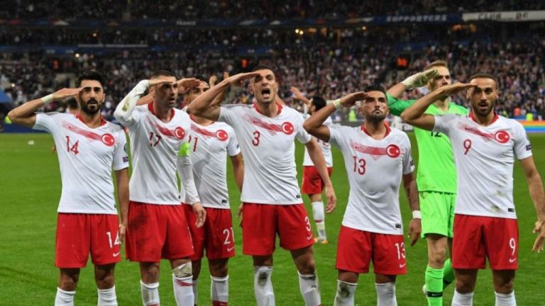 Πειθαρχική έρευνα της UEFA για τους χαιρετισμούς των Τούρκων | tanea.gr