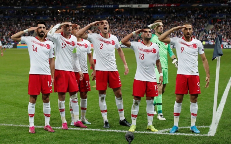 Ο στρατιωτικός χαιρετισμός των Τούρκων ποδοσφαιριστών