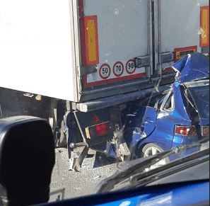 Θανατηφόρο τροχαίο στα Οινόφυτα – ΙΧ «καρφώθηκε» κάτω από νταλίκα