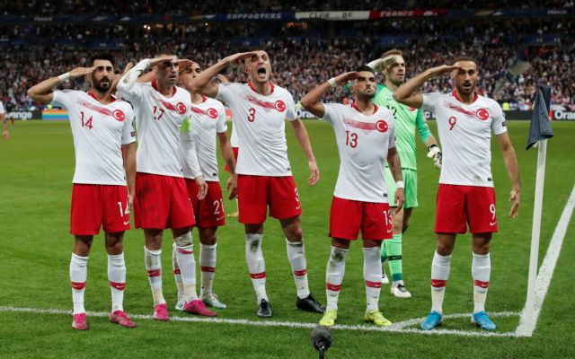 O Ιλιτζαλί συνεχάρη τους τούρκους ποδοσφαιριστές για τον στρατιωτικό χαιρετισμό