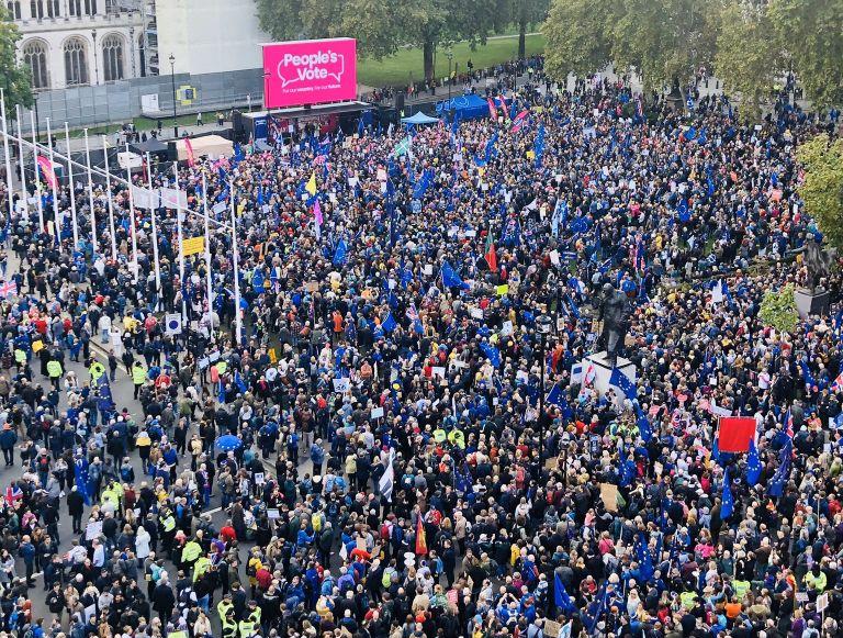 Βρετανοί διαδήλωσαν έξω από το Κοινοβούλιο ζητώντας δημοψήφισμα