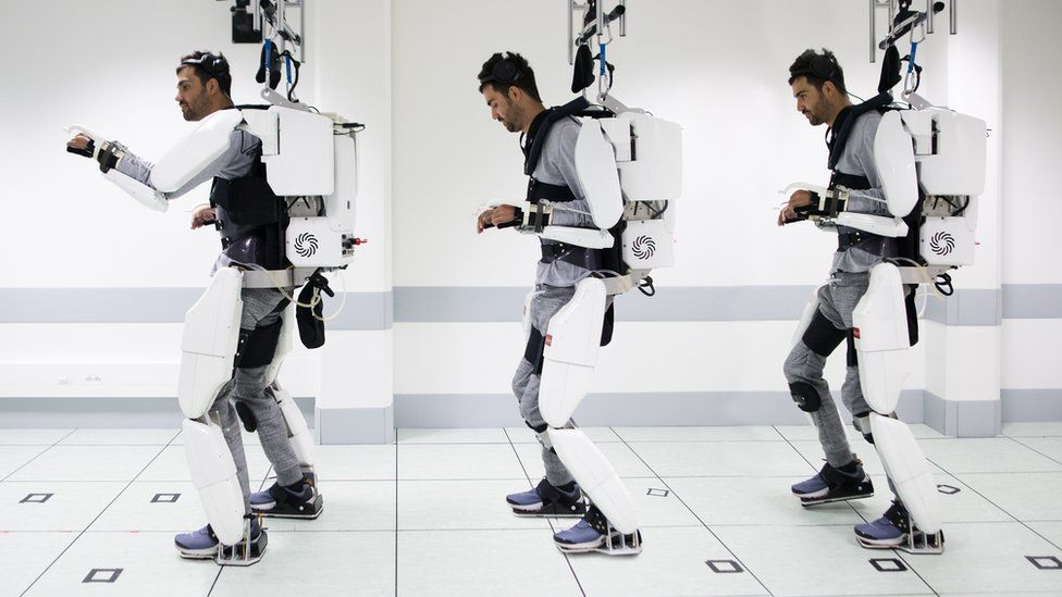 Παράλυτος περπατά ξανά με τη βοήθεια ρομποτικού εξωσκελετού