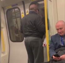 Viral : Επιβάτης δίνει ρεσιτάλ στο μετρό του Λονδίνου τραγουδώντας Bon Jovi