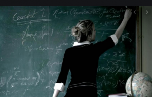 Καθηγήτρια κολεγίου εξαναγκάστηκε σε παραίτηση γιατί… μοιάζει με πορνοστάρ