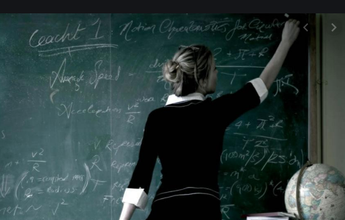 Καθηγήτρια κολεγίου εξαναγκάστηκε σε παραίτηση γιατί… μοιάζει με πορνοστάρ