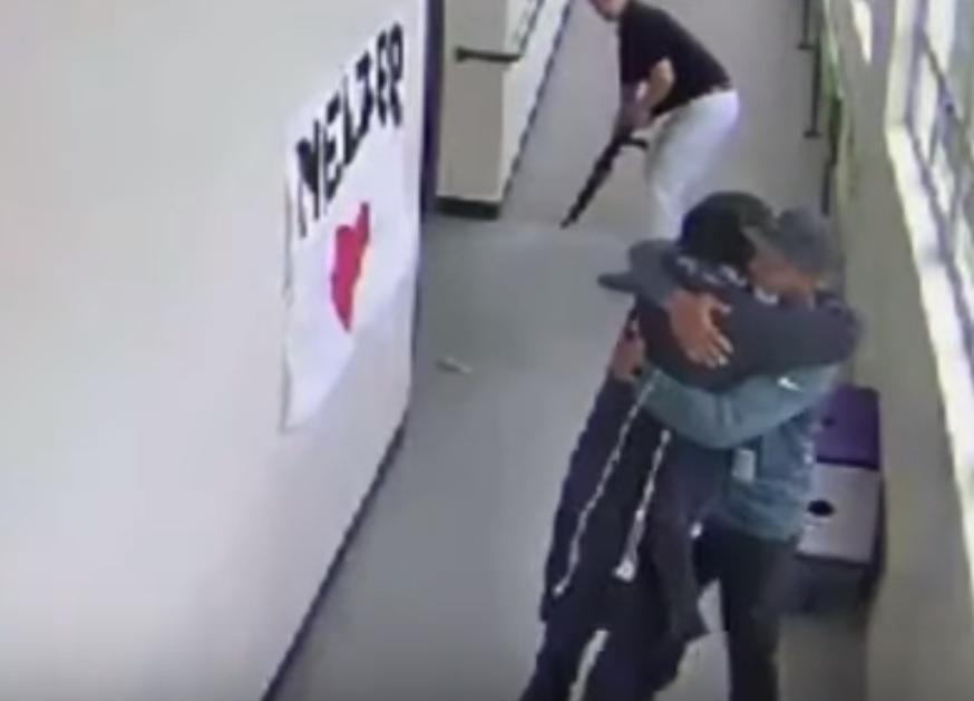 ΗΠΑ : Προπονητής αφόπλισε οπλισμένο μαθητή αγκαλιάζοντάς τον