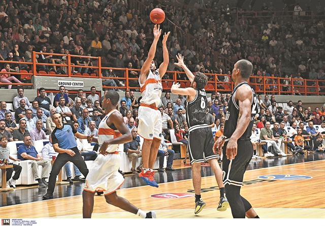 Ο Γιατράς δεν παίρνει χαμπάρι!