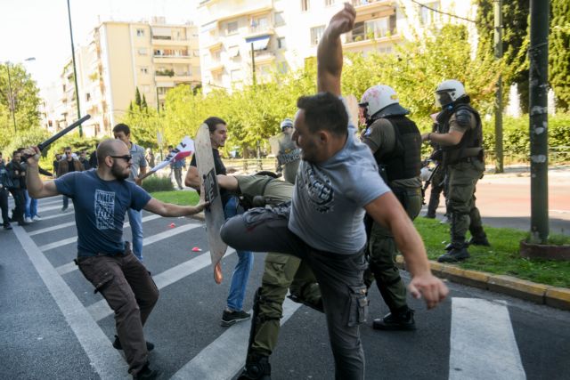 Μπογδάνος κατά ΚΚΕ : Ο διαδηλωτής που χτύπησε τον αστυνομικό είναι δημόσιο πρόσωπο