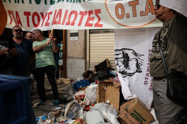 Σε κλοιό σκουπιδιών η Αθήνα