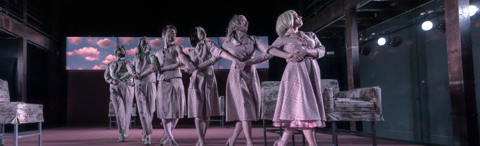 Η Σοφία Μαραθάκη φτιάχνει μια «Φαλακρή τραγουδίστρια»