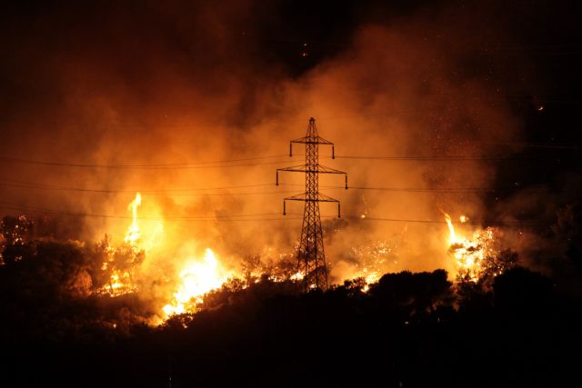 Μεγάλη φωτιά στο Πόρτο Ράφτη – Απομακρύνουν κόσμο από σπίτια