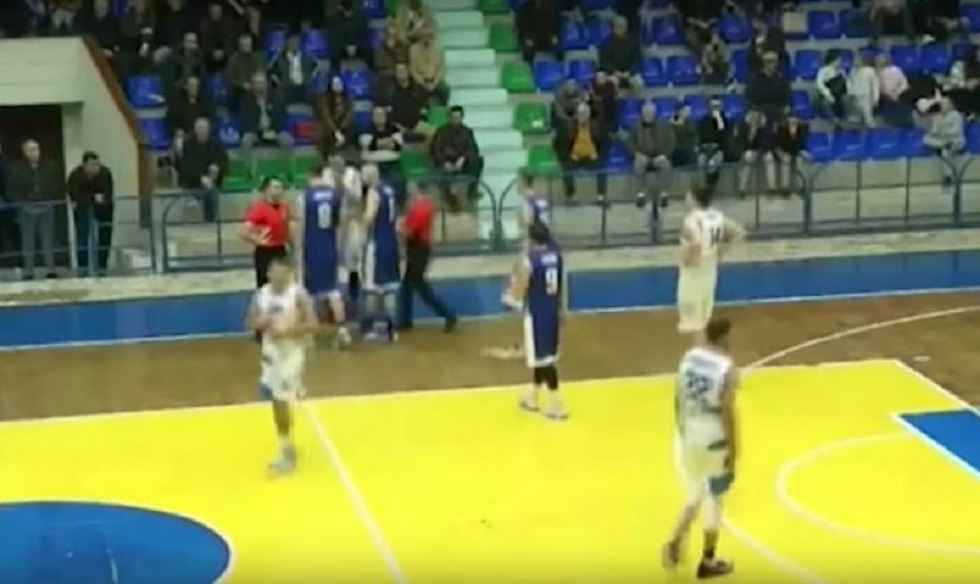 Απίστευτο : Γρονθοκόπησε άγρια τον διαιτητή επειδή διαφώνησε με το σφύριγμα