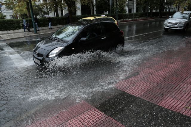 Η κακοκαιρία χτυπά την Αττική: Προβλήματα από την καταιγίδα