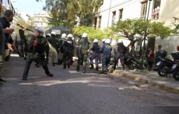 Με κλασική μουσική έγινε το ντου της Αστυνομίας στην πολυκατοικία