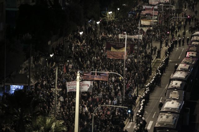 Πολυτεχνείο: Ολοκληρώθηκε η μεγάλη πορεία – Ανοιξαν δρόμοι και μετρό