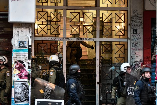 Εισβολή αστυνομικών σε πολυκατοικίες – έγιναν προσαγωγές