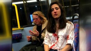 Σοκάρει το βίντεο επίθεσης ανδρών σε ζευγάρι γυναικών που αρνήθηκε να φιληθεί