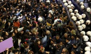 Τουρκία: Πλαστικές σφαίρες σε γυναίκες που διαδήλωναν κατά της βίας