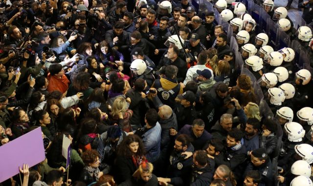 Τουρκία: Πλαστικές σφαίρες σε γυναίκες που διαδήλωναν κατά της βίας