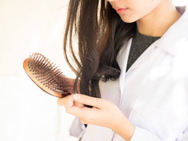 Tριχόπτωση: Πότε υπάρχει λόγος ανησυχίας;