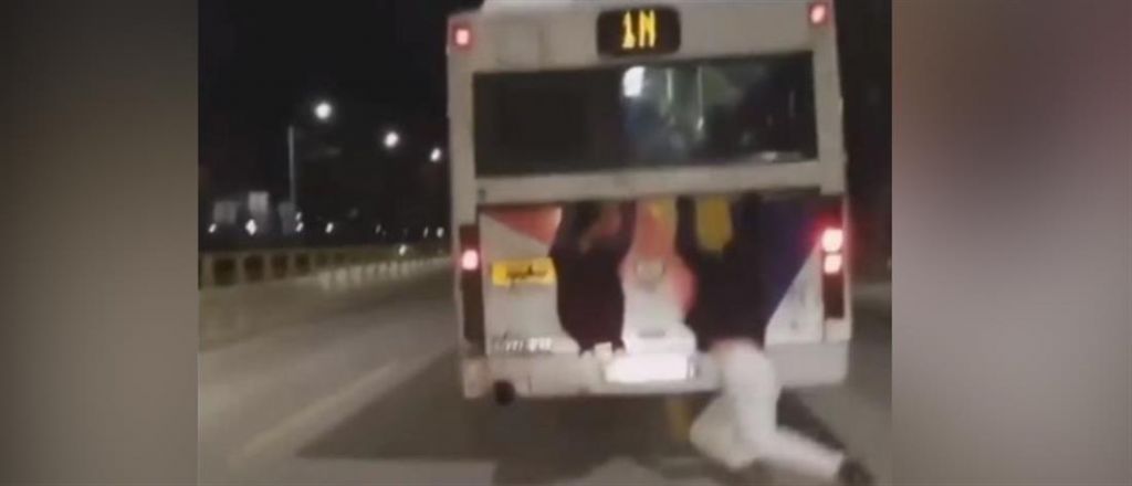 Θεσσαλονίκη: Πιτσιρικάδες κρέμονταν σε αστικό λεωφορείο εν κινήσει