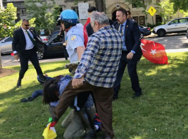 Ο Ερντογάν στις ΗΠΑ: Ακόμη και έξω από τον Λευκό Οίκο ρίχνουν ξύλο οι μπράβοι του