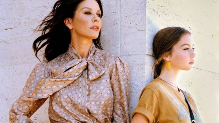 Η Κάθριν Ζέτα Τζόουνς με την κόρη της Κάρις σε καμπάνια διάσημου οίκου μόδας