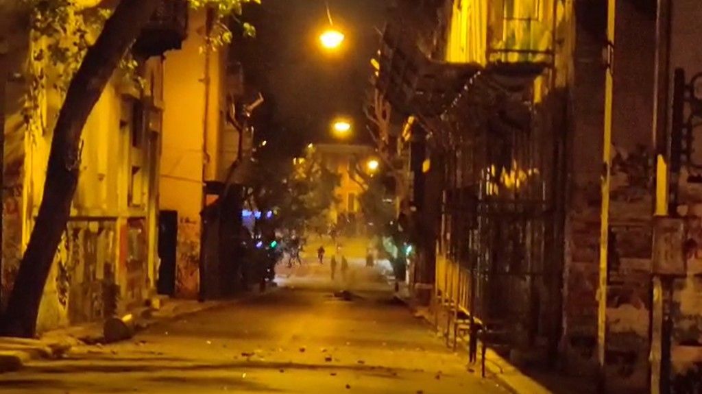 Εξάρχεια: Η στιγμή της έντασης – ΜΑΤ κυνηγούν αντιεξουσιαστές