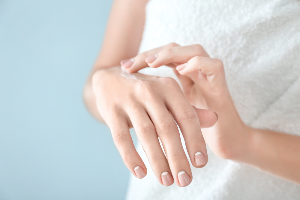 Απαλά χέρια στο λεπτό με το δικό σας απολεπιστικό