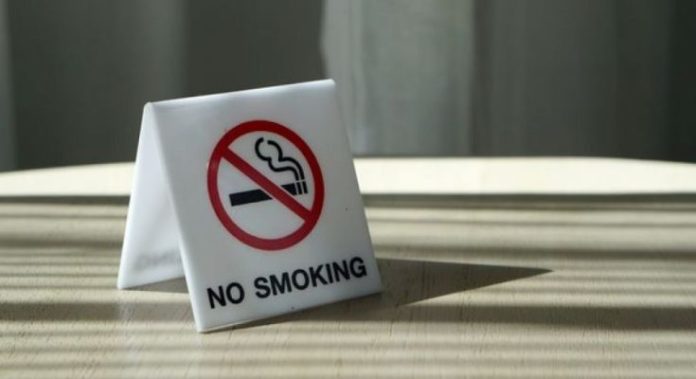 Στη Νέα Σμύρνη έπεσαν τα πρώτα πρόστιμα για κάπνισμα