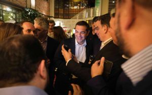 Η νυχτερινή έξοδος του Τσίπρα με βουλευτές του ΣΥΡΙΖΑ – Selfies και πηγαδάκια
