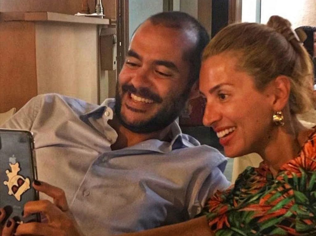 Μαρία Ηλιάκη – Στ. Μανουσάκης: Στόλισαν ένα… ιδιαίτερο δέντρο