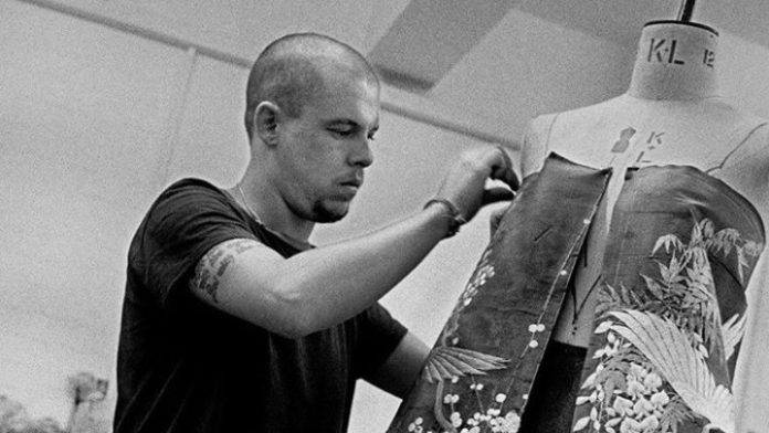 «Ann Ray & Lee McQueen: Rendez-Vous»: Μοναδική σύμπραξη του μάγου της μόδας με διάσημη φωτογράφο